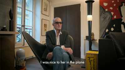 {\an8}J'étais cordial avec elle dans l'avion, - The Mysterious Mr. Lagerfeld