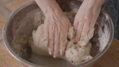 {\an8}[Jillian] At this point,
what would happen, - What Am I Eating? With Zooey Deschanel
