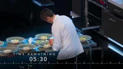 {\an8}Just over five minutes to go. - The Final Table