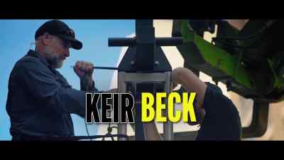 {\an8}Keir Beck has an amazing
rigging background. - Action