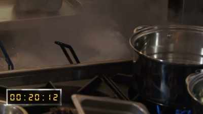 {\an8}- [Keith] He overcooked them.
- [Eugene] He overcooked
his noodles. Forgot them. - No Recipe Road Trip With the Try Guys