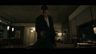 {\an8}[keypad trilling, beeping] - The Night Agent
