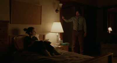 {\an8}[knocking on door] - To the Bone