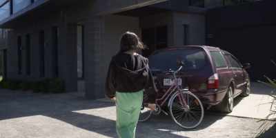 {\an8}[knocking on door]
Yo. Open Sesame. - Surviving Summer