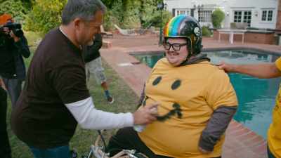 {\an8}- [laughs]
- You look like the Kool-Aid man. - Jackass Forever