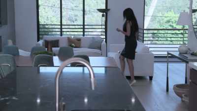 {\an8}Let's fluff the pillow.
That one pillow is bothering me. - Buying Beverly Hills