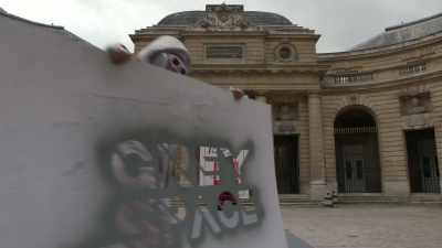 {\an8}Look at this!
Grey Space is hijacking Pierre's venue. - Emily in Paris