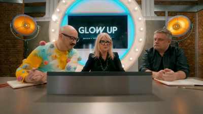 {\an8}-Look, she's already mapped it all out.
-Yeah, she's quick. - Glow Up: Britain's Next Make-Up Star