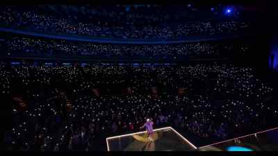 {\an8}[loud cheering] - Gabriel Iglesias: Legend of Fluffy