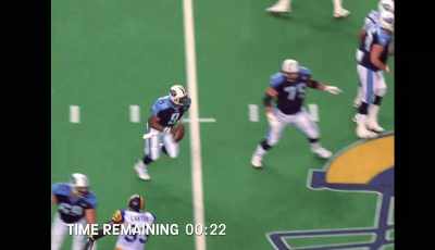 {\an8}McNair steppin' up. - Untold: The Murder of Air McNair