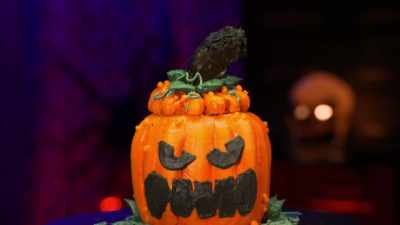 {\an8}[Mik] From
the outside we have - Halloween Cookie Challenge