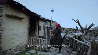 {\An8}Mum, can you hear the music? - Honeyland