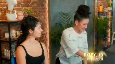{\an8}My arm is starting to ache. [laughs] - Glow Up: Britain's Next Make-Up Star
