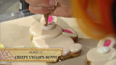 {\an8}My creepy bunny
is coming together. - Halloween Cookie Challenge