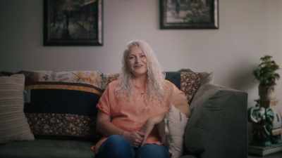 {\an8}My mom didn't know my dad, um,
when they were younger. - Captive Audience: A Real American Horror Story
