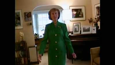 {\an8}My mom's a dance fanatic. - All the Beauty and the Bloodshed
