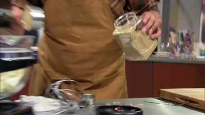 {\an8}My second dough
is gonna be a candy
apple cookie. - Halloween Cookie Challenge