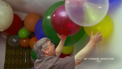 {\an8}[narrator] Julius' addiction to balloons - Shiny Happy People: Duggar Family Secrets