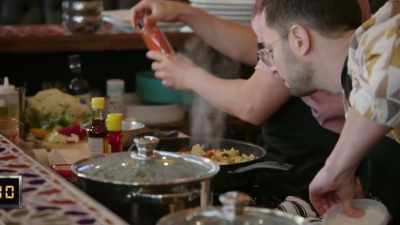 {\an8}[narrator]
Thirty-eight minutes to go. - No Recipe Road Trip With the Try Guys