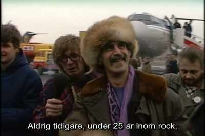 {\an8}Never before, in 25 years in rock-and-roll - Eat That Question