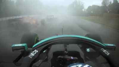 {\an8}No grip at all. - Formula 1: Drive to Survive