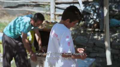 {\An8} No they haven't.
- You put it there yourself. - Honeyland