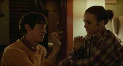 {\an8} Now, a little bite... for me. - To the Bone