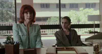 {\an8}Now, I think throwing Ellen
into the deep end, real life... - To the Bone
