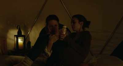 {\an8}Okay. Do you mind if I put your feet down? - To the Bone