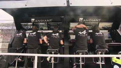 {\an8}Okay, Esteban, Hamilton,
eight and a half seconds behind. - Formula 1: Drive to Survive