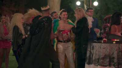 {\an8}On Farrahween, you cannot just show up
in a Joe Schmo costume. - Buying Beverly Hills