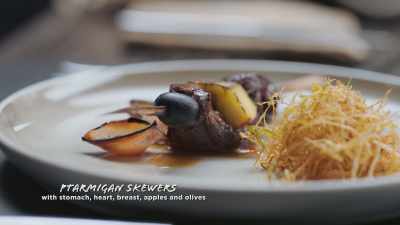 {\an8}On the skewers, you will
find a black olive, - Restaurants at the End of the World