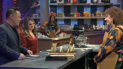 {\an8}Our witch has figured out
that she can mix up - Halloween Cookie Challenge