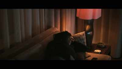 {\an8}[phone ringing] - Grotesquerie