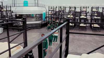 {\an8}Player 141,
it's starting to get a little messy. - Squid Game: The Challenge