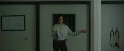 {\an8}(♪ Pop playing on
stereo, lyrics indistinct ♪) - Balestra