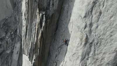 {\an8}Pretending my toes
aren't about to fall off, - The Devil's Climb
