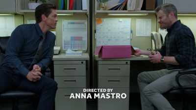 {\an8}Put your feelings
and the doughnut back in the box - True Lies