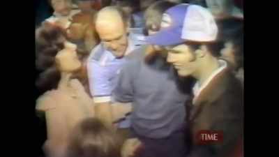 {\an8}(REPORTERS CLAMORING) - Captive Audience: A Real American Horror Story