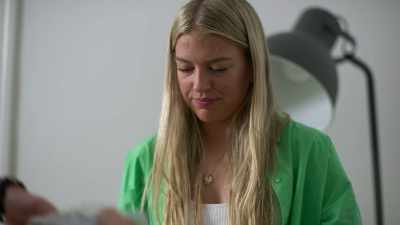 {\an8}- Right.
Teagan, - Matildas: The World at Our Feet