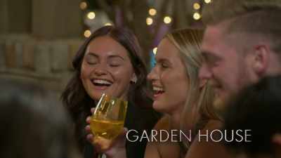 {\an8}- [Samer] Yeah, definitely she is.
- [all laughing] - Twin Love