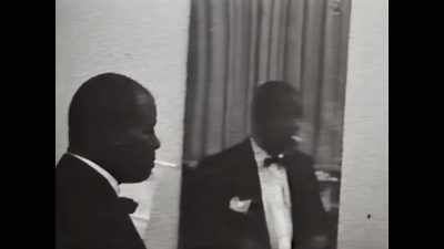 {\an8}See, you'd go in his dressing room, - Louis Armstrong's Black & Blues