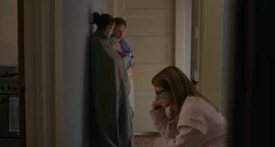 {\an8}-She... She's pregnant?
- Oh, nobody said? - To the Bone