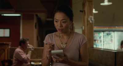 {\an8}She'll have the number 12, too,
with the egg roll. - To the Bone