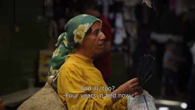 {\An8}She's 85.
- How old? 85? And ill, too? - Honeyland