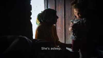 {\An8} She's asleep.
See? - Honeyland