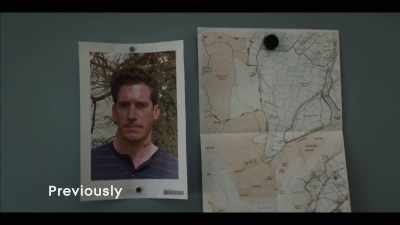 {\an8}Simon Walden.
Single stab wound to the chest. - The Long Call
