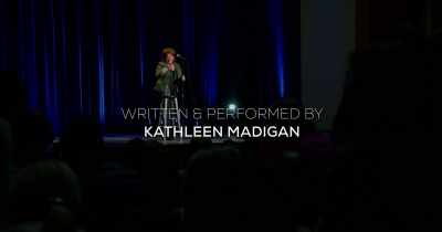 {\an8}[SINGER] ♪ Kathleen ♪ - Kathleen Madigan: Hunting Bigfoot