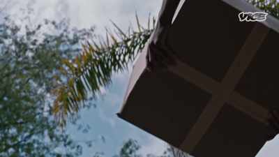 {\an8}So we get the box.
It feels like the weed in there. - I Was a Teenage Felon