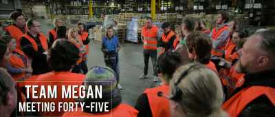 {\an8}So please, please focus
on your pick rate today, - Life and Death in the Warehouse